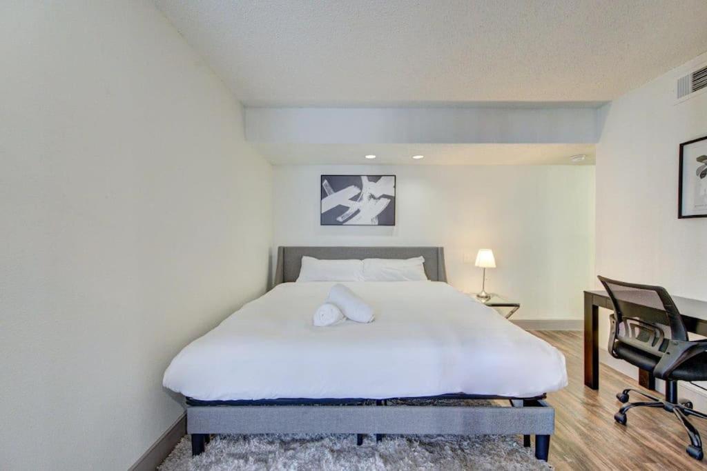 Lux Suite /King Bed /Free Parking/Pool/First Floor Х'юстон Екстер'єр фото