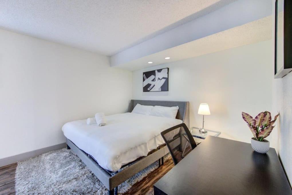 Lux Suite /King Bed /Free Parking/Pool/First Floor Х'юстон Екстер'єр фото