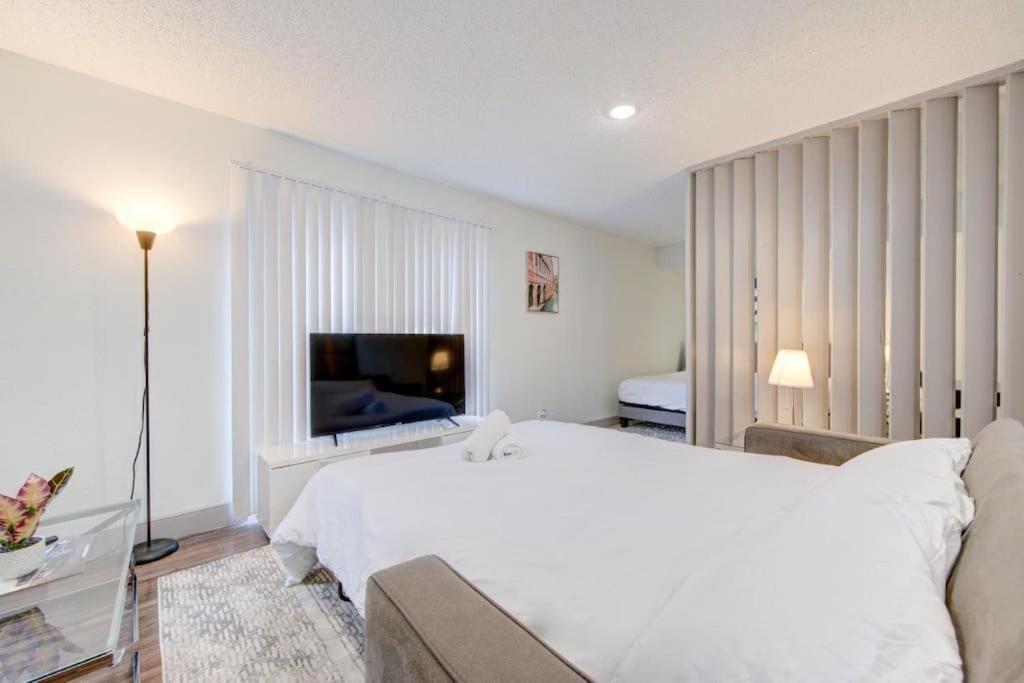 Lux Suite /King Bed /Free Parking/Pool/First Floor Х'юстон Екстер'єр фото